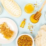موم عسل چطور می‌تواند به رفع خشکی پا کمک کند؟