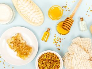 موم عسل چطور می‌تواند به رفع خشکی پا کمک کند؟